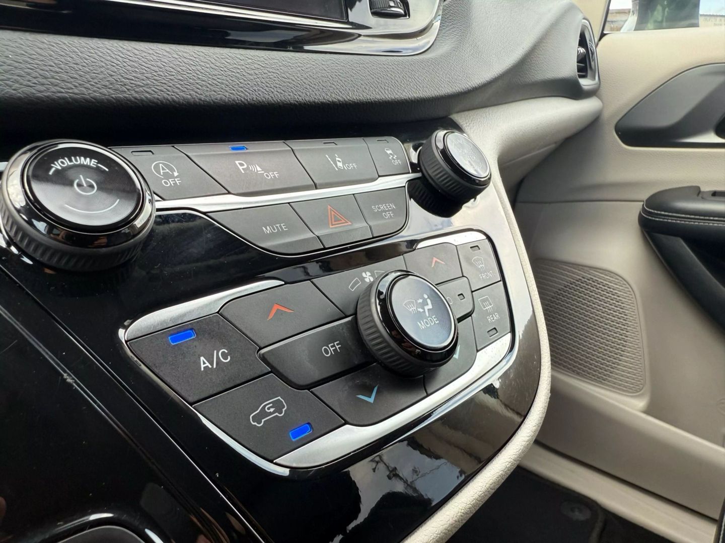 2022 Chrysler Pacifica - Image 30