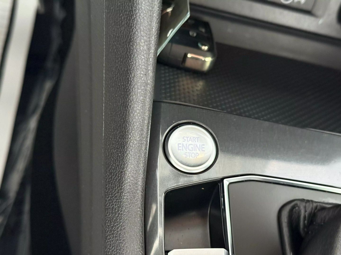2019 Volkswagen Tiguan - Image 31