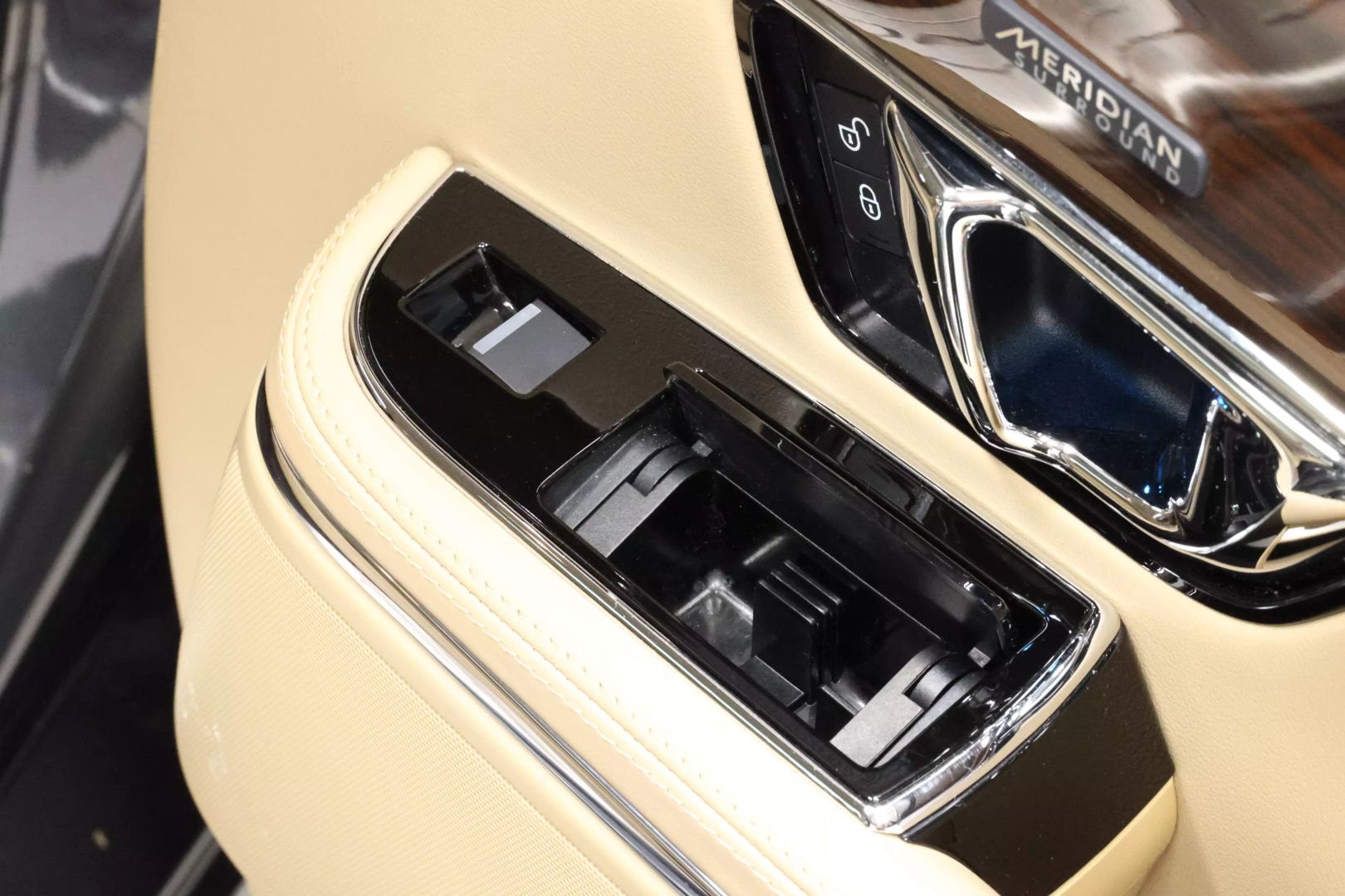 2017 Jaguar Xj - Image 68