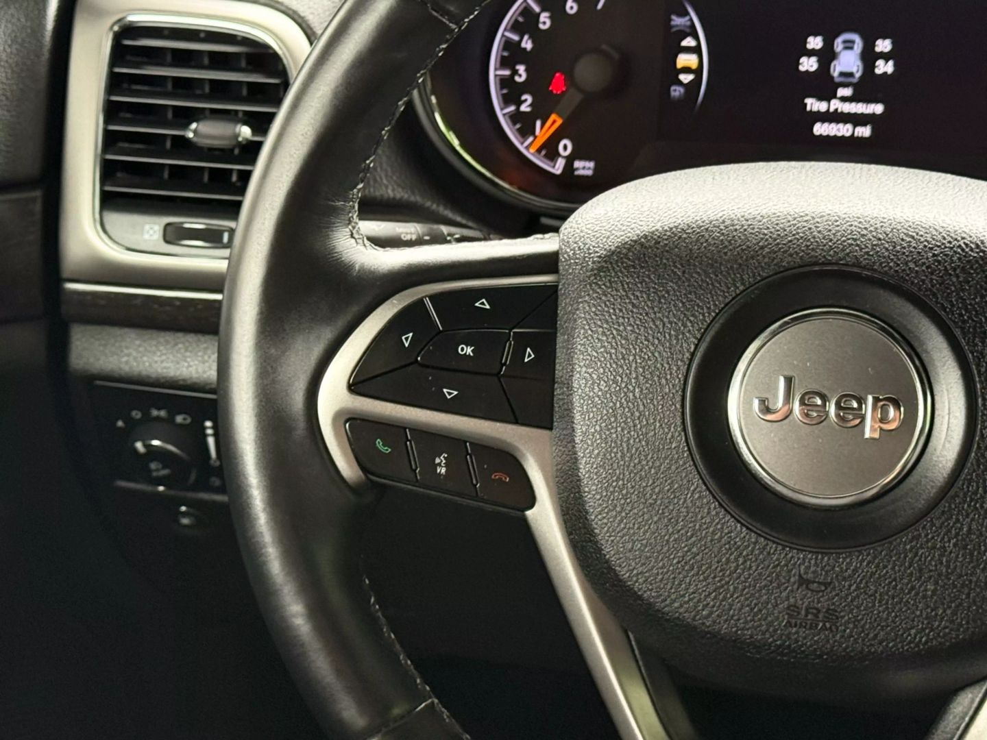 2018 Jeep Grand Cherokee - Image 32