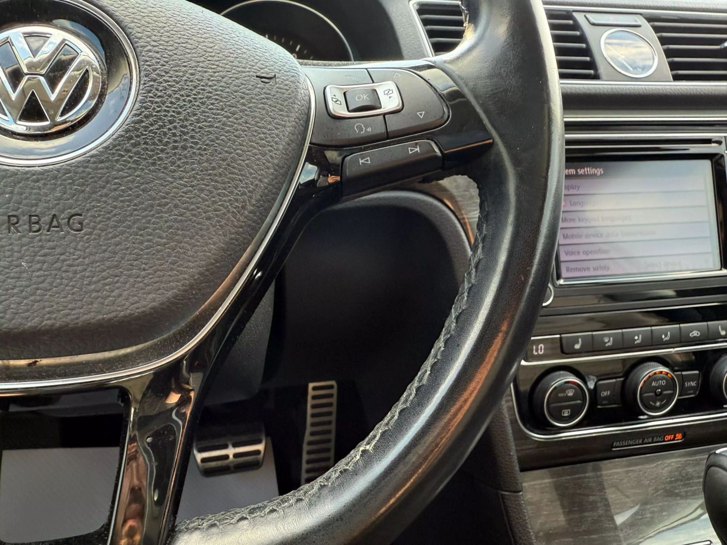2017 Volkswagen Passat - Image 31