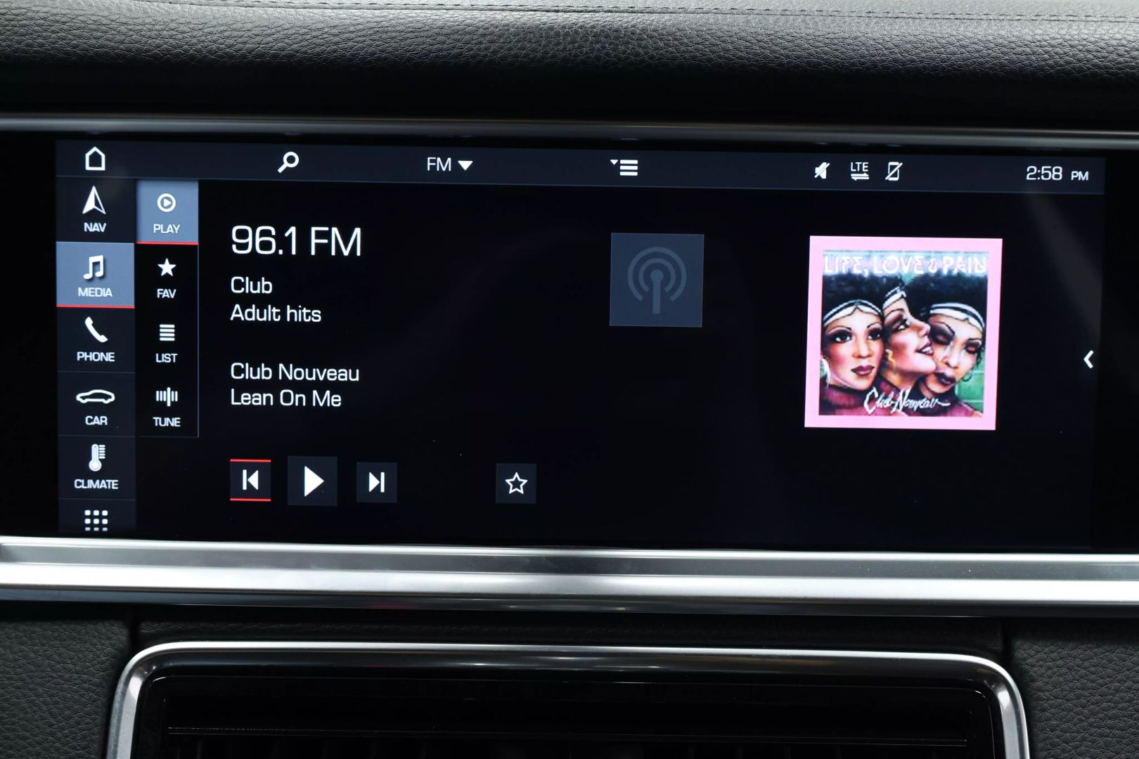 2018 Porsche Panamera - Image 31