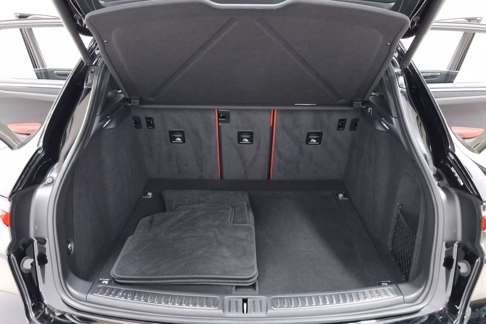 2021 Porsche Macan - Image 58