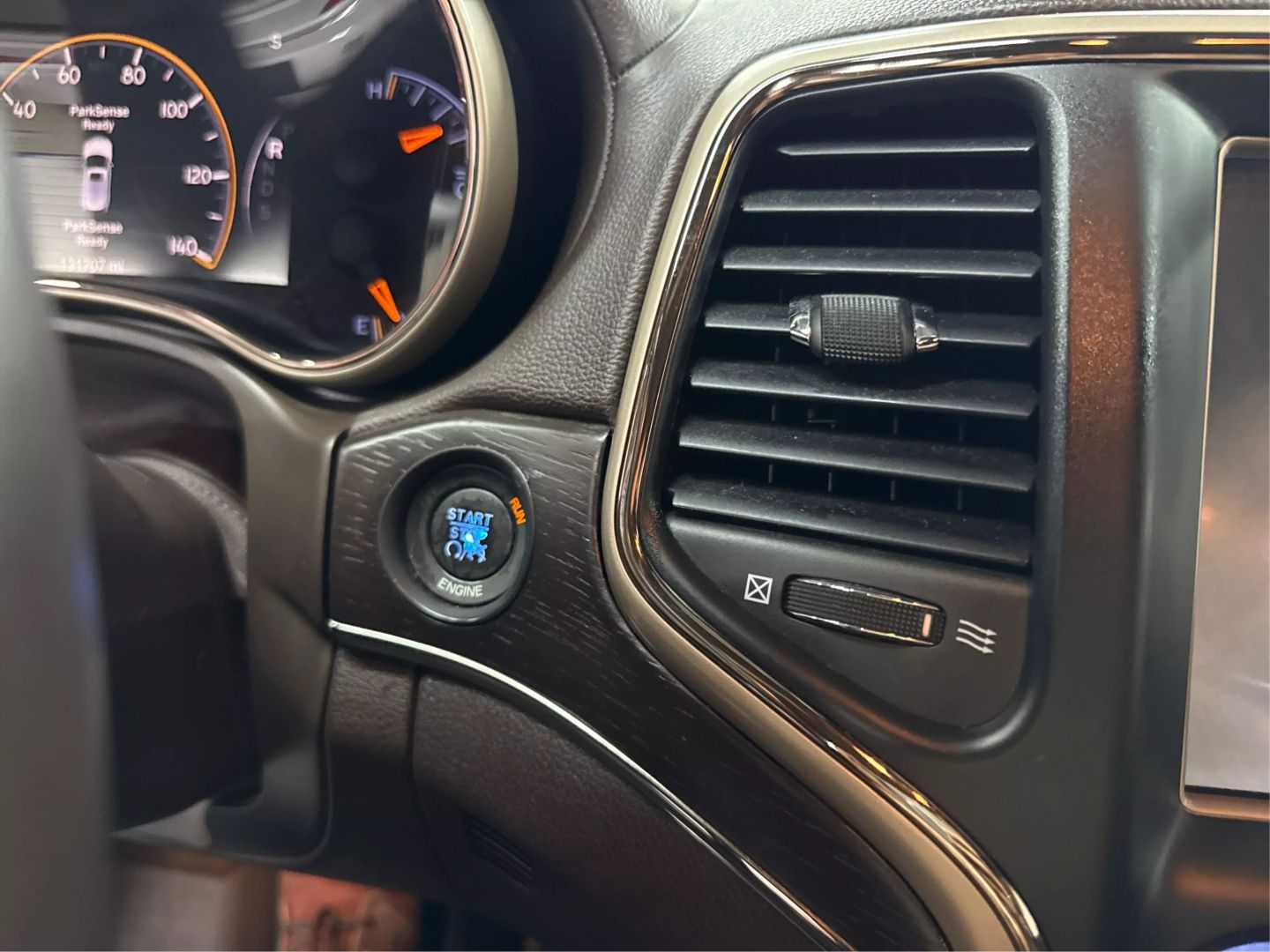 2014 Jeep Grand Cherokee - Image 25