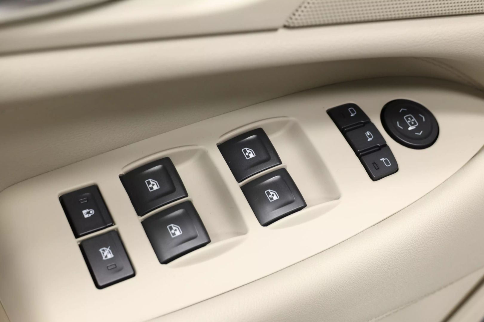 2017 Cadillac Escalade - Image 10