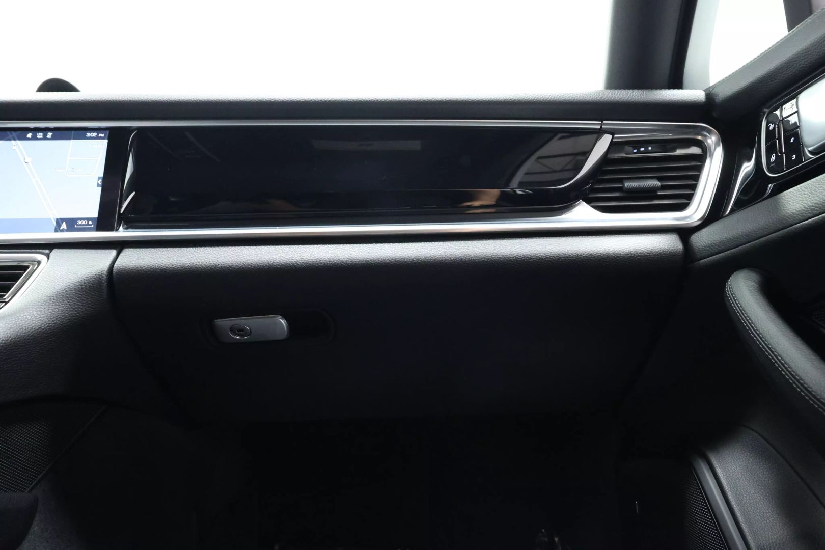 2018 Porsche Panamera - Image 95