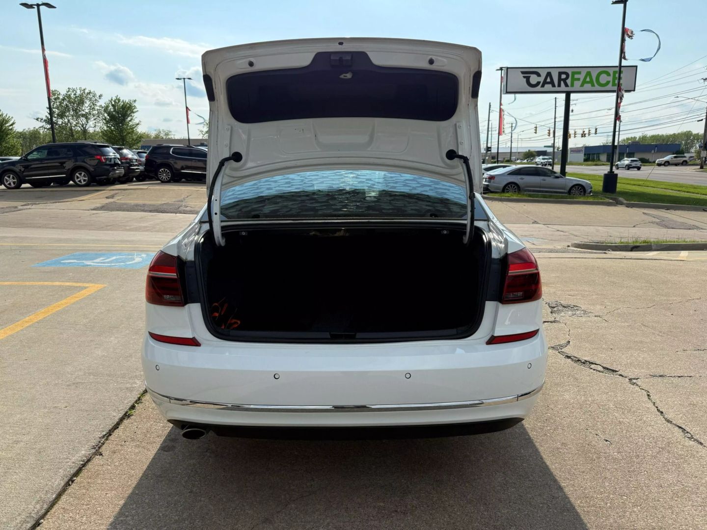 2017 Volkswagen Passat - Image 12