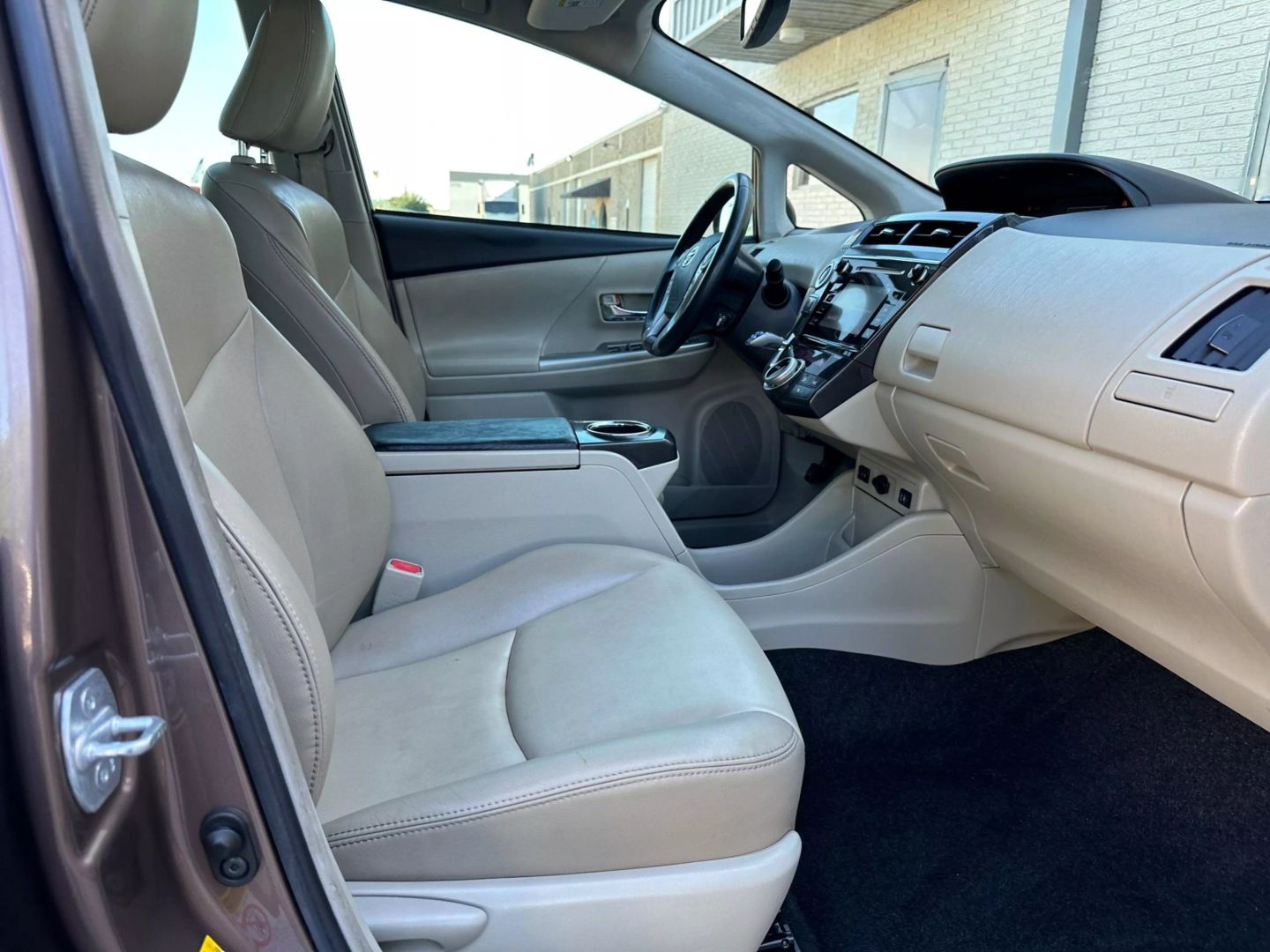 2015 Toyota Prius V - Image 20