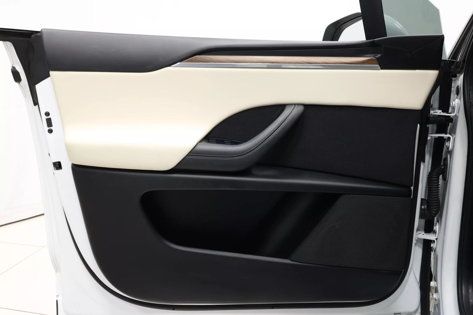 2023 Tesla Model X - Image 9