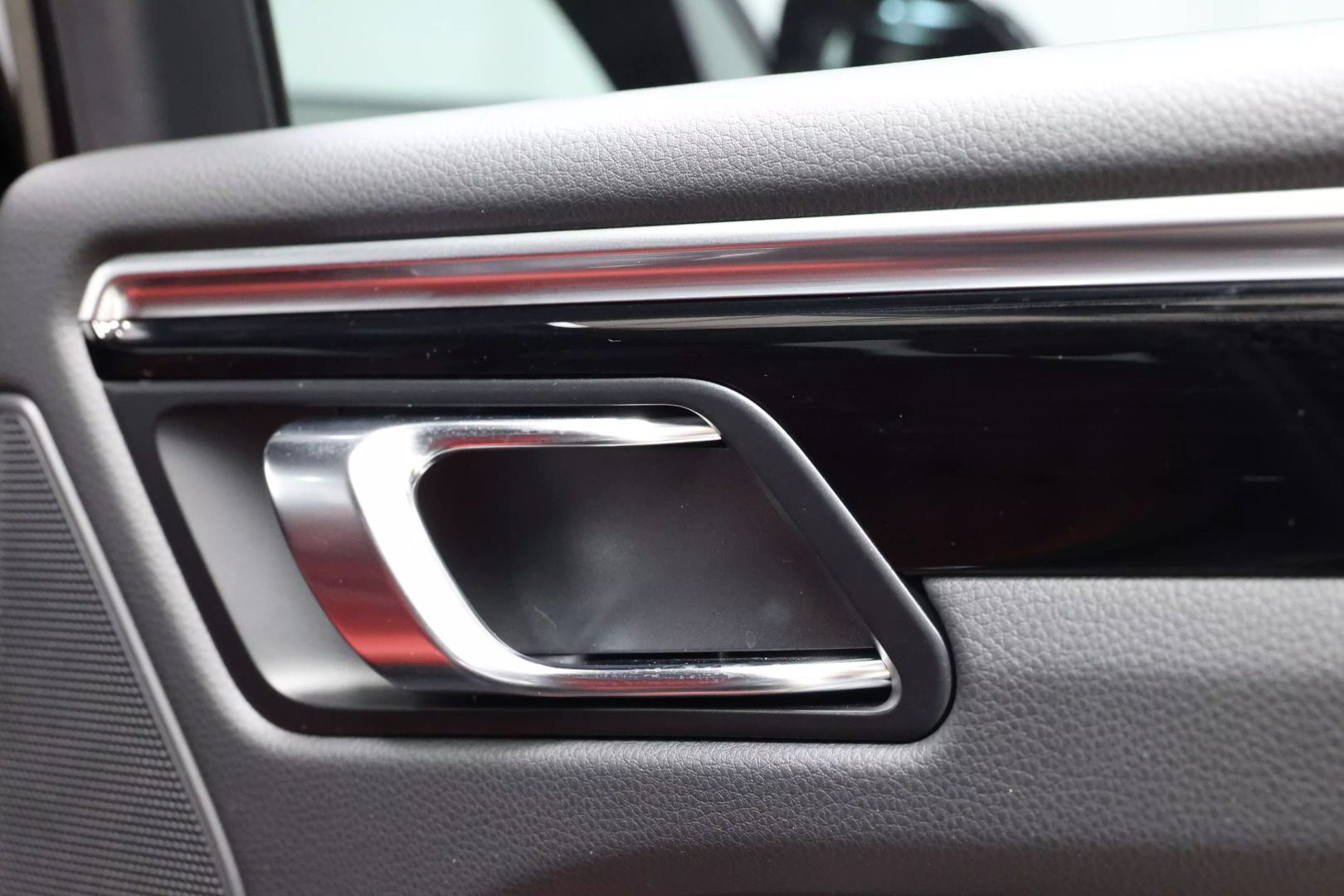 2021 Porsche Macan - Image 66