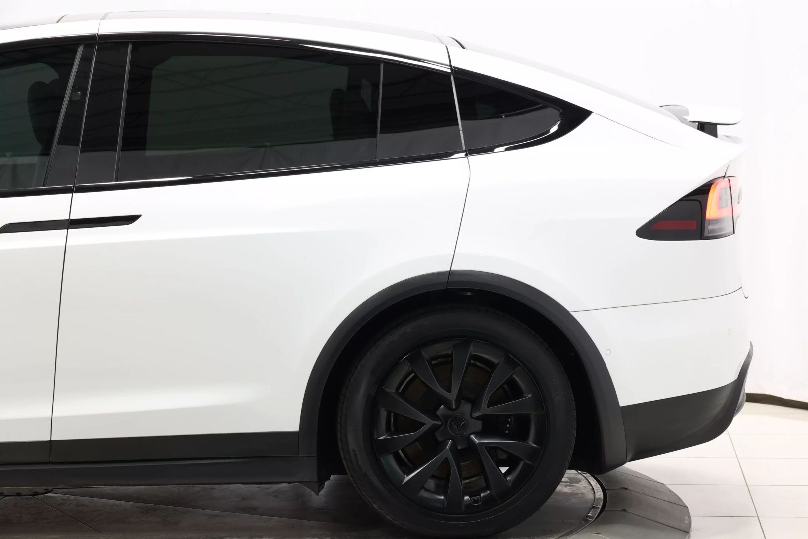2023 Tesla Model X - Image 8
