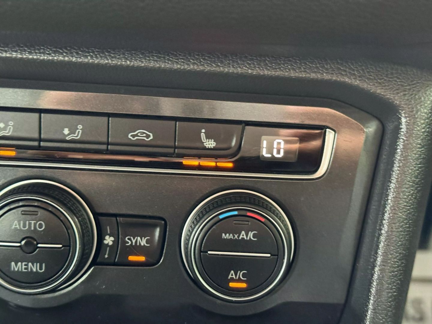 2019 Volkswagen Tiguan - Image 32