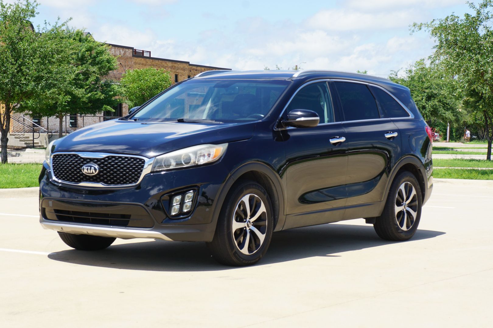 Used 2016 Kia Sorento EX with VIN 5XYPH4A19GG057176 for sale in Denton, TX