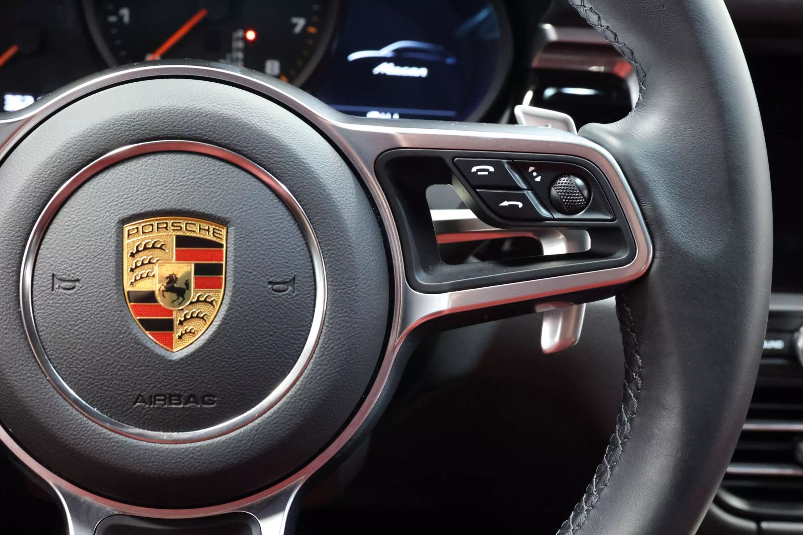 2021 Porsche Macan - Image 25