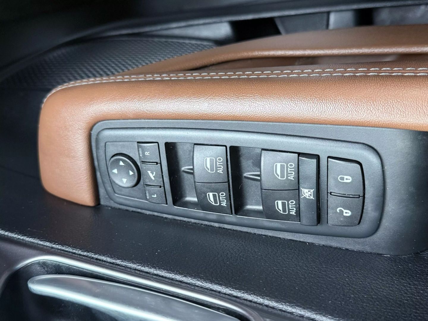 2017 Chrysler Pacifica - Image 64