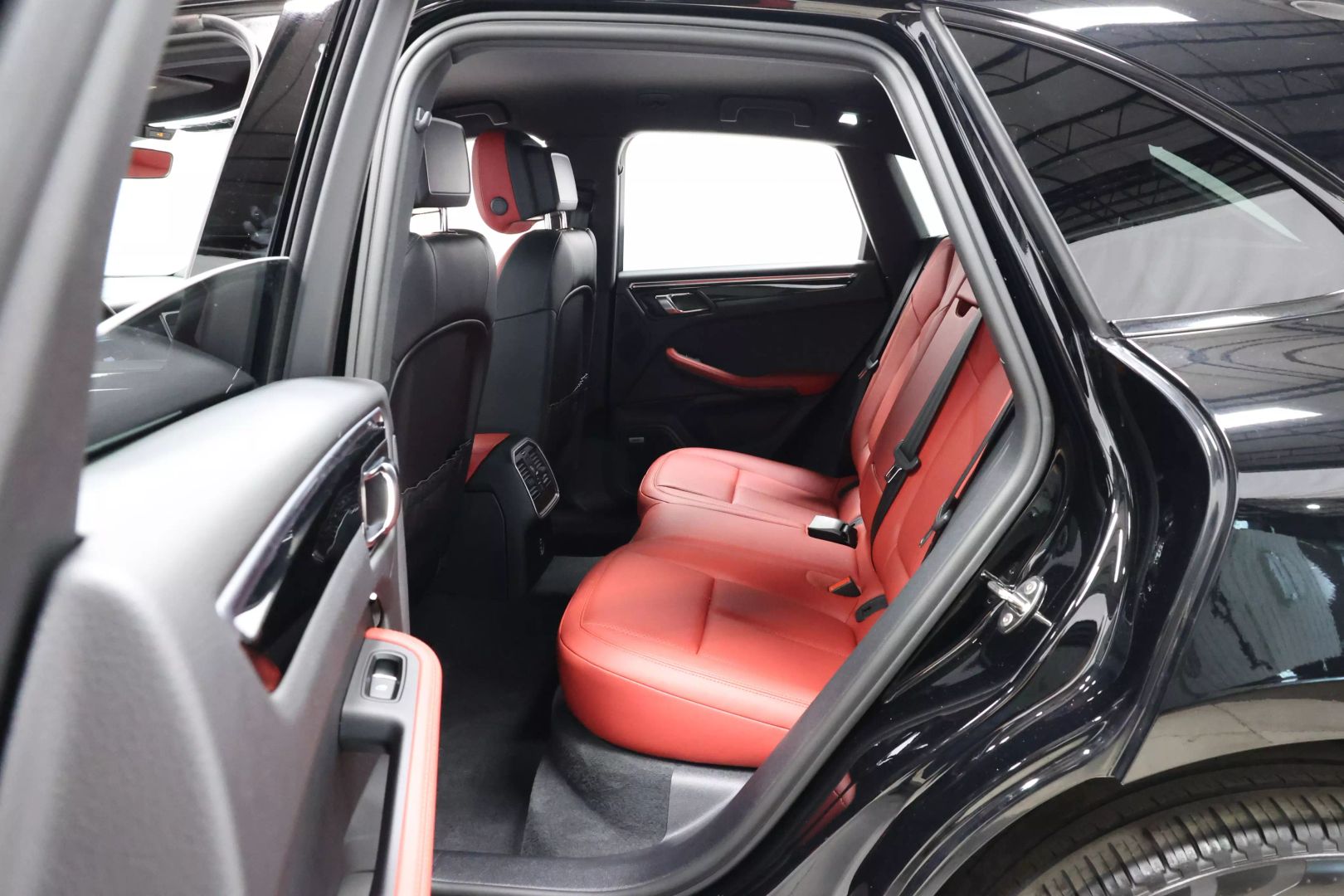 2021 Porsche Macan - Image 47