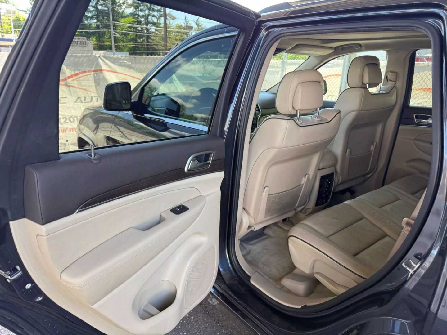 2015 Jeep Grand Cherokee - Image 17