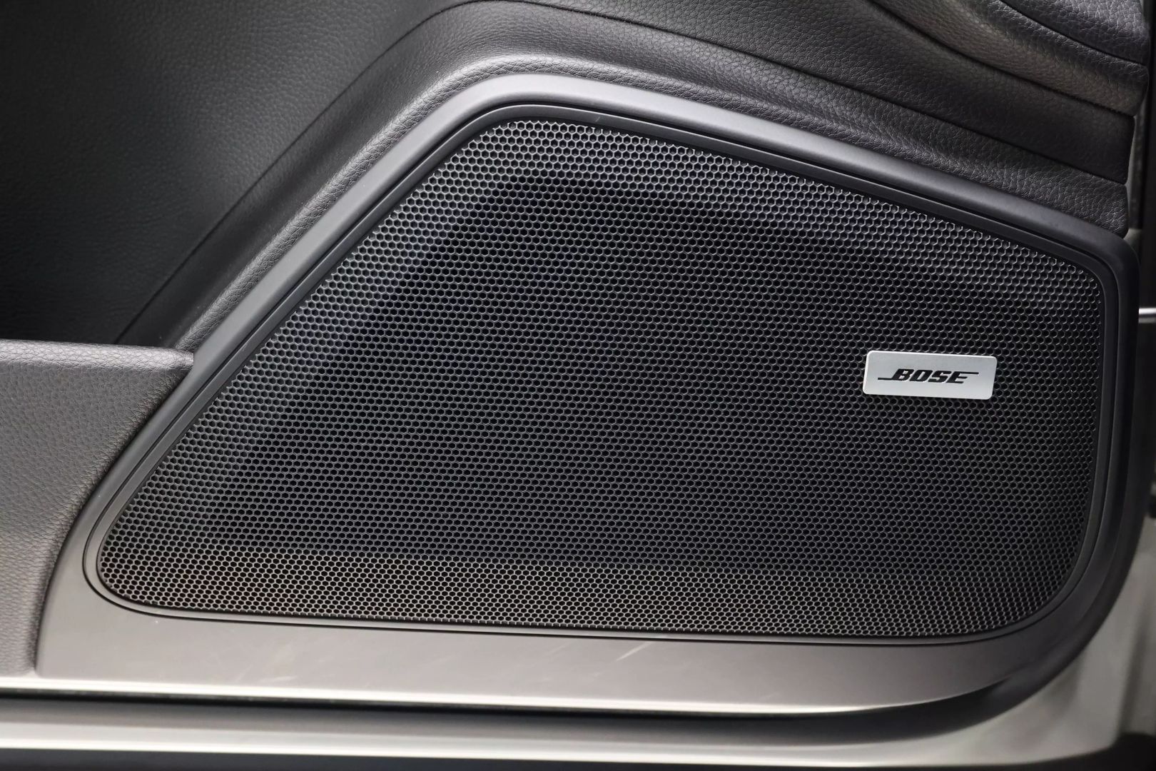 2018 Porsche Panamera - Image 12
