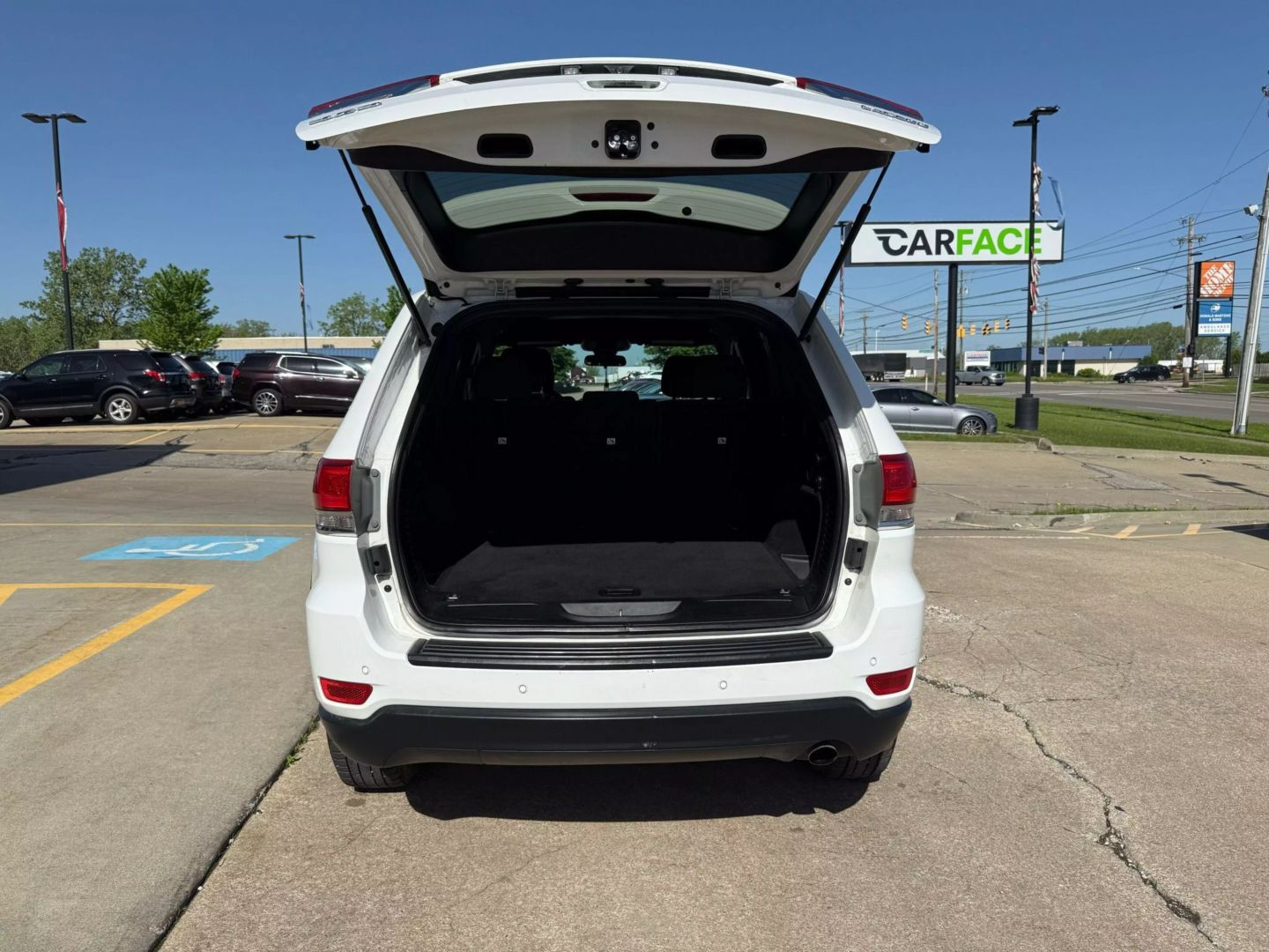 2019 Jeep Grand Cherokee - Image 12