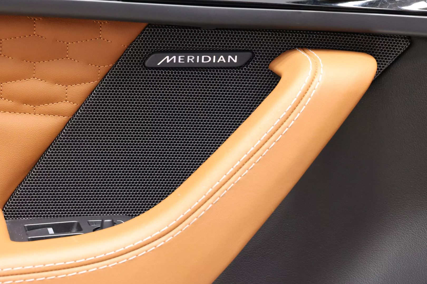 2024 Jaguar F-type - Image 11