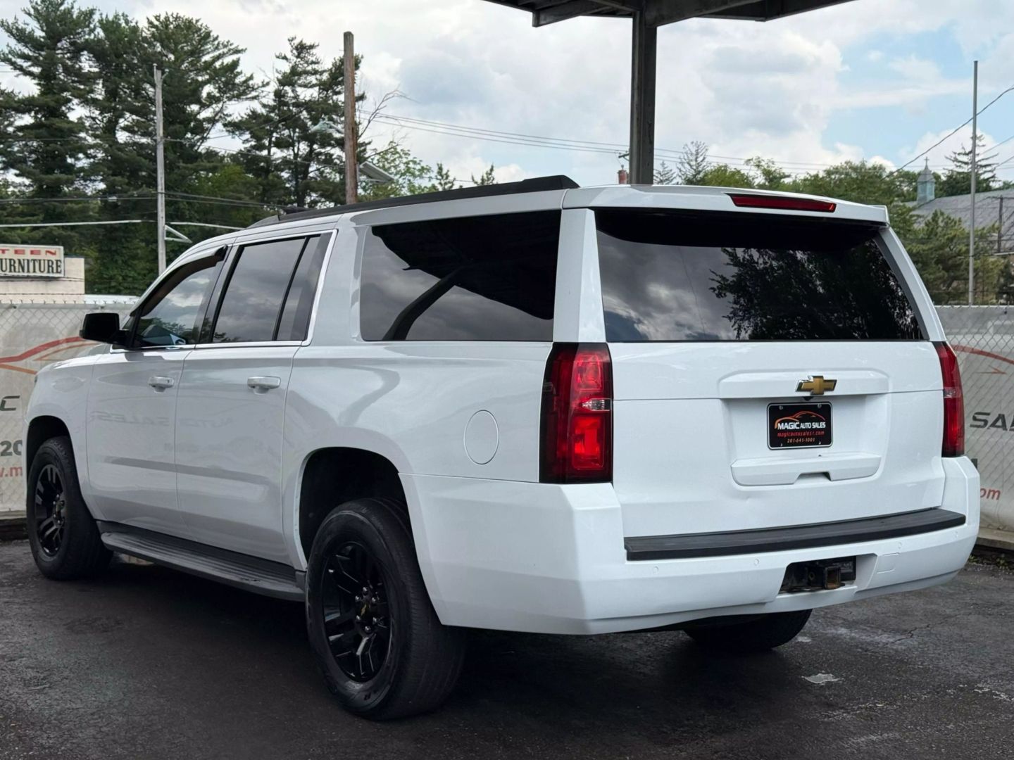 2015 Chevrolet Suburban - Image 11