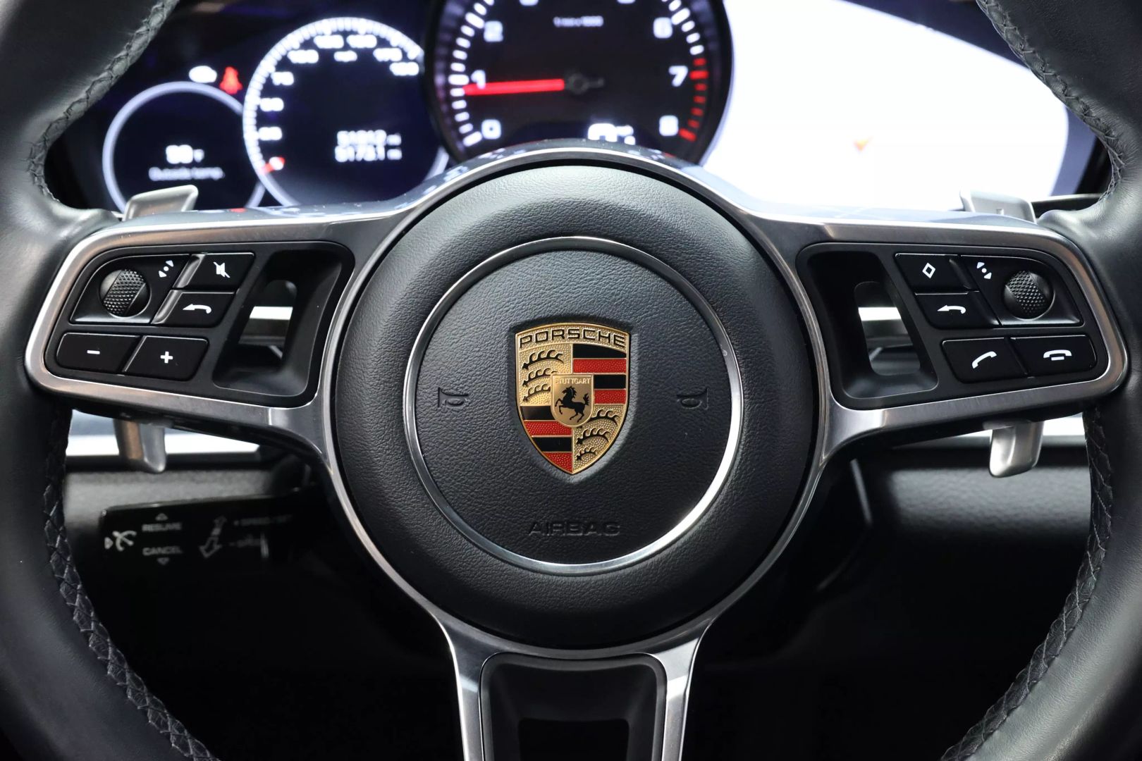 2018 Porsche Panamera - Image 25