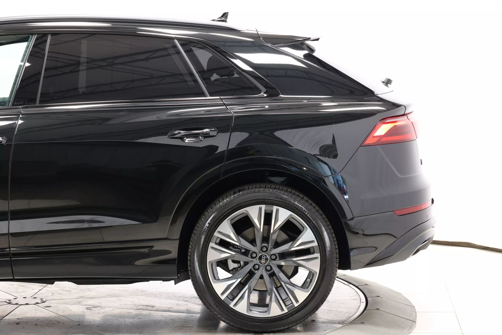 2025 Audi Q8 - Image 8
