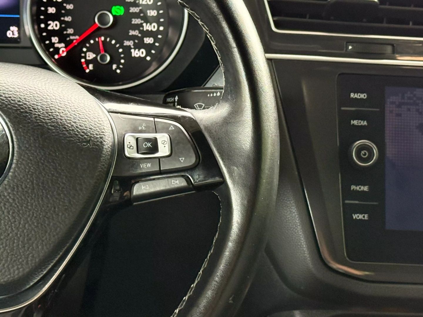 2021 Volkswagen Tiguan - Image 36