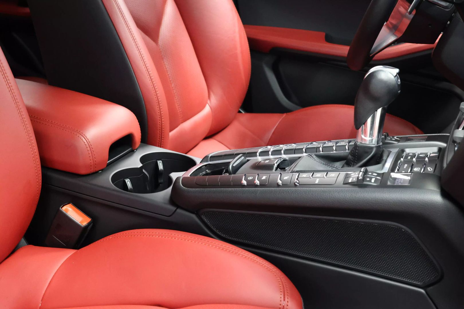 2021 Porsche Macan - Image 85