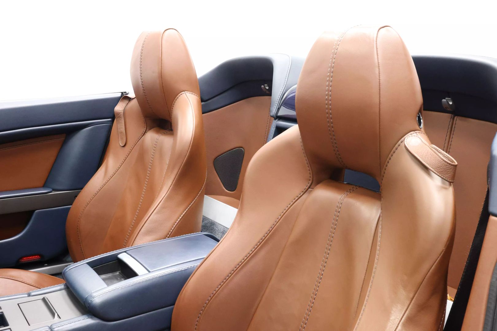 2014 Aston Martin Vantage - Image 14