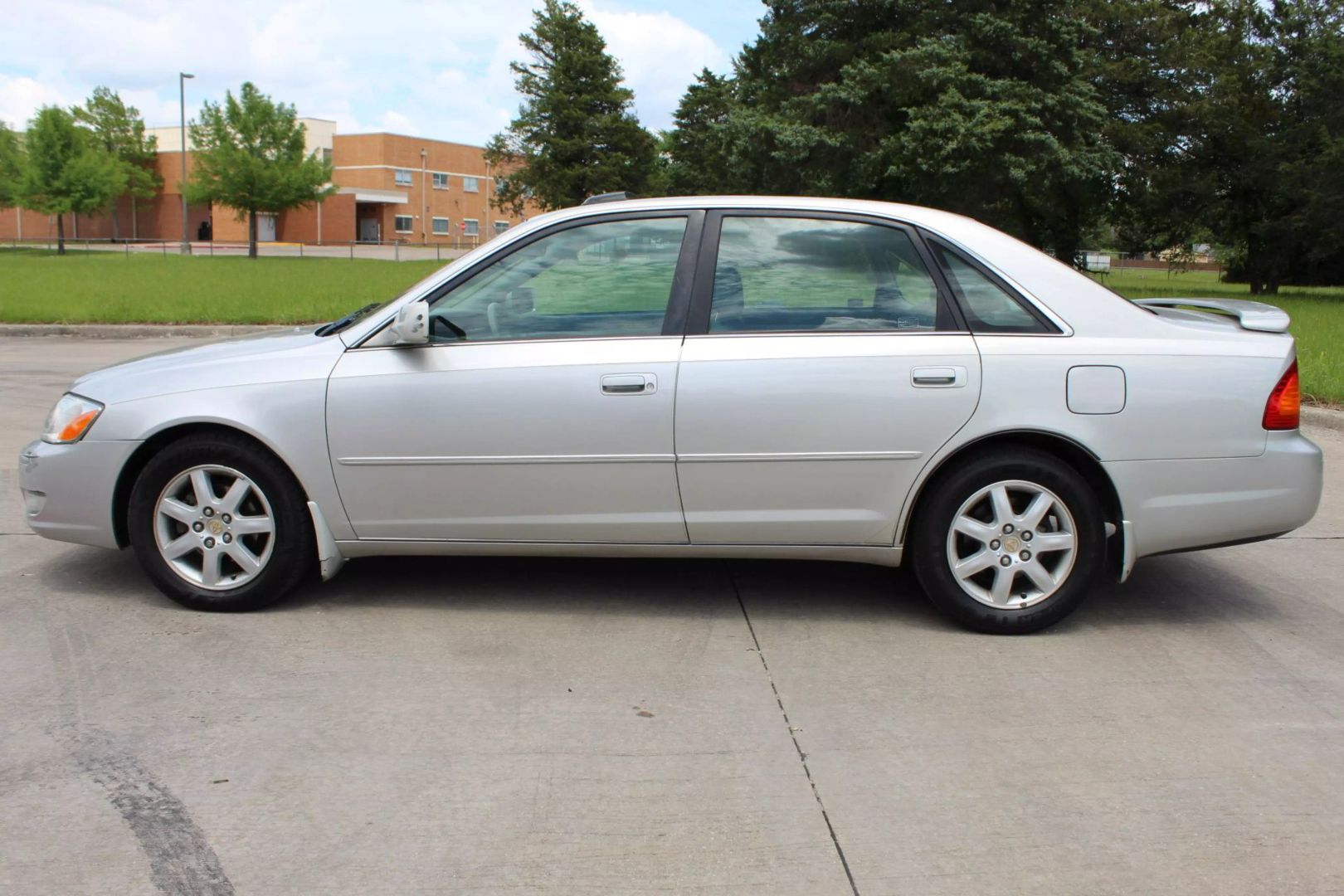 Used 2001 Toyota Avalon XLS with VIN 4T1BF28B31U180847 for sale in Dallas, TX