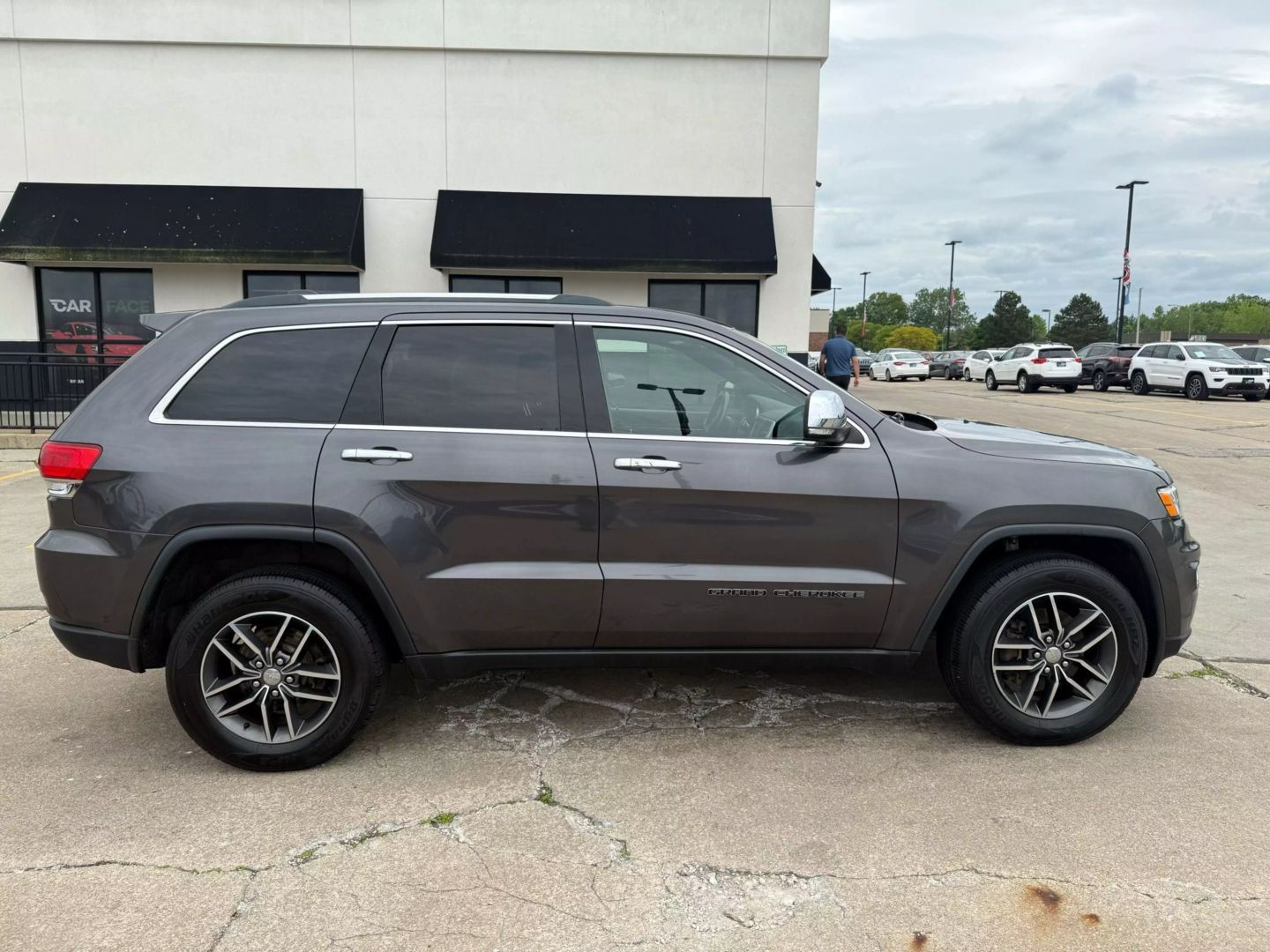 2018 Jeep Grand Cherokee - Image 16
