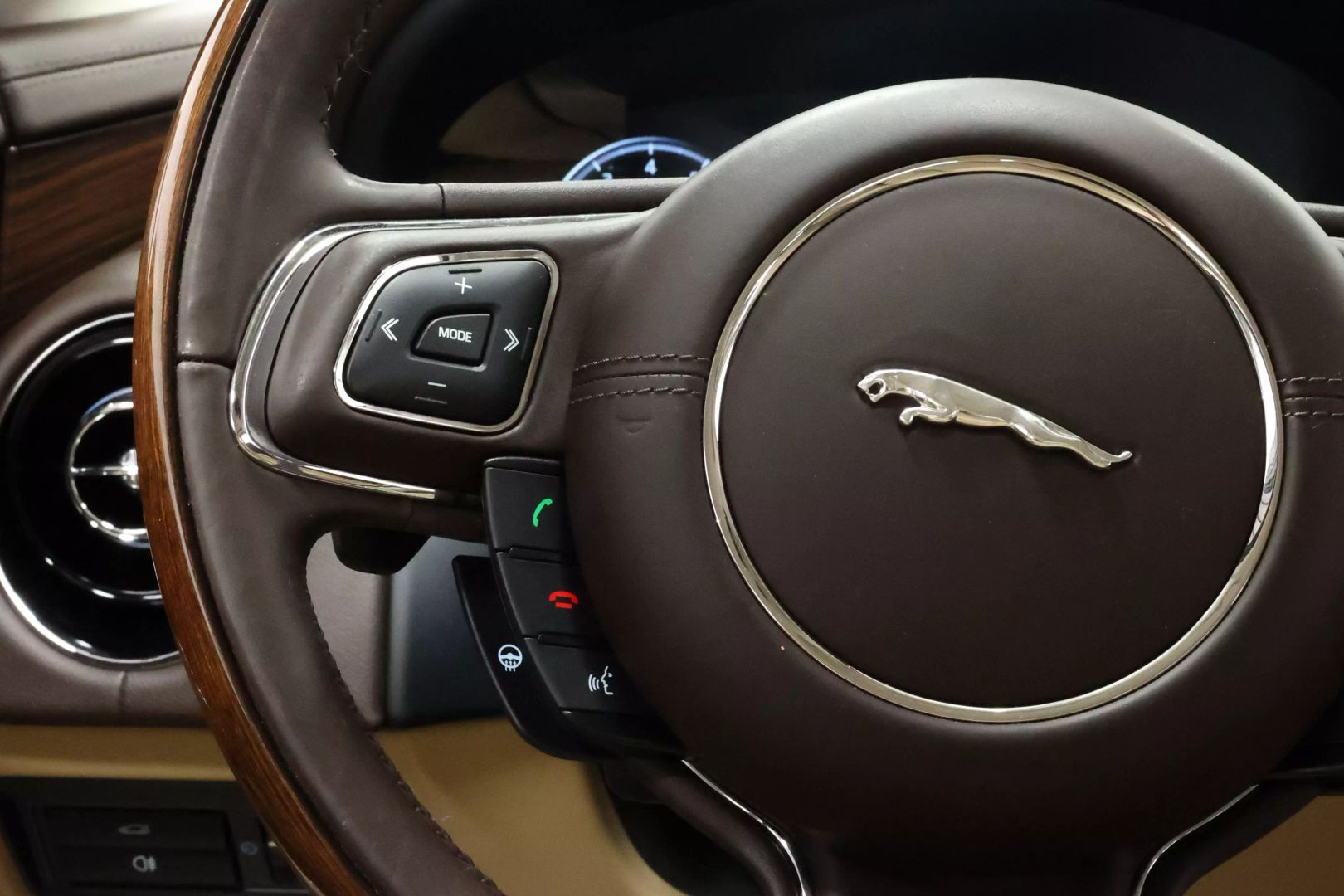 2017 Jaguar Xj - Image 22