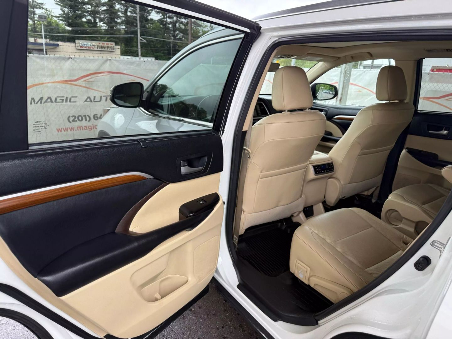 2018 Toyota Highlander - Image 17