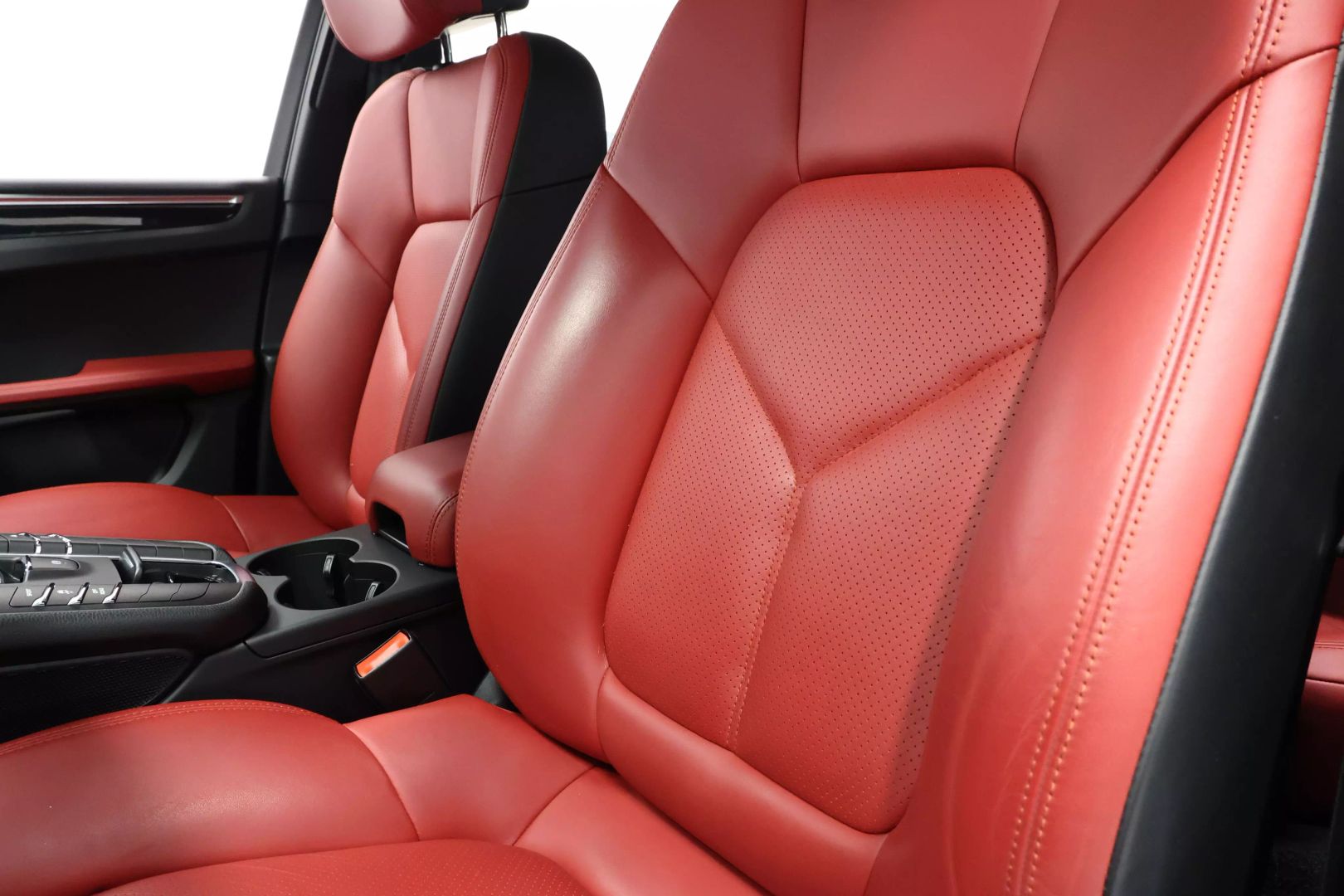 2021 Porsche Macan - Image 20