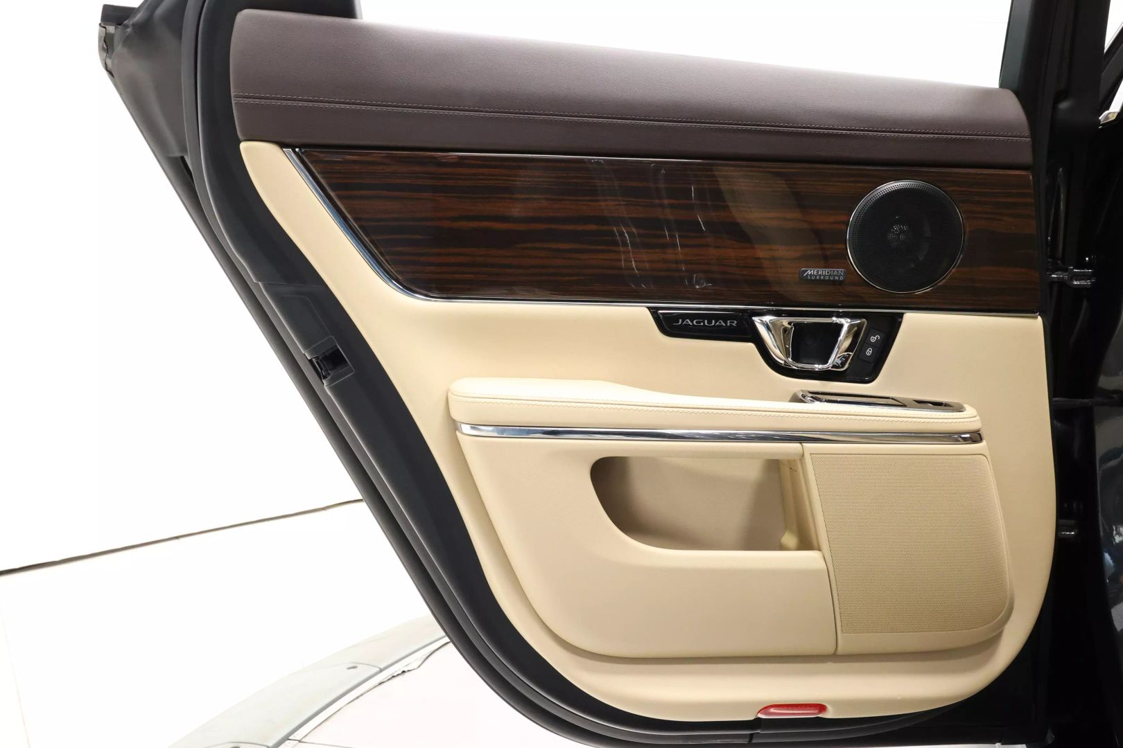 2017 Jaguar Xj - Image 46