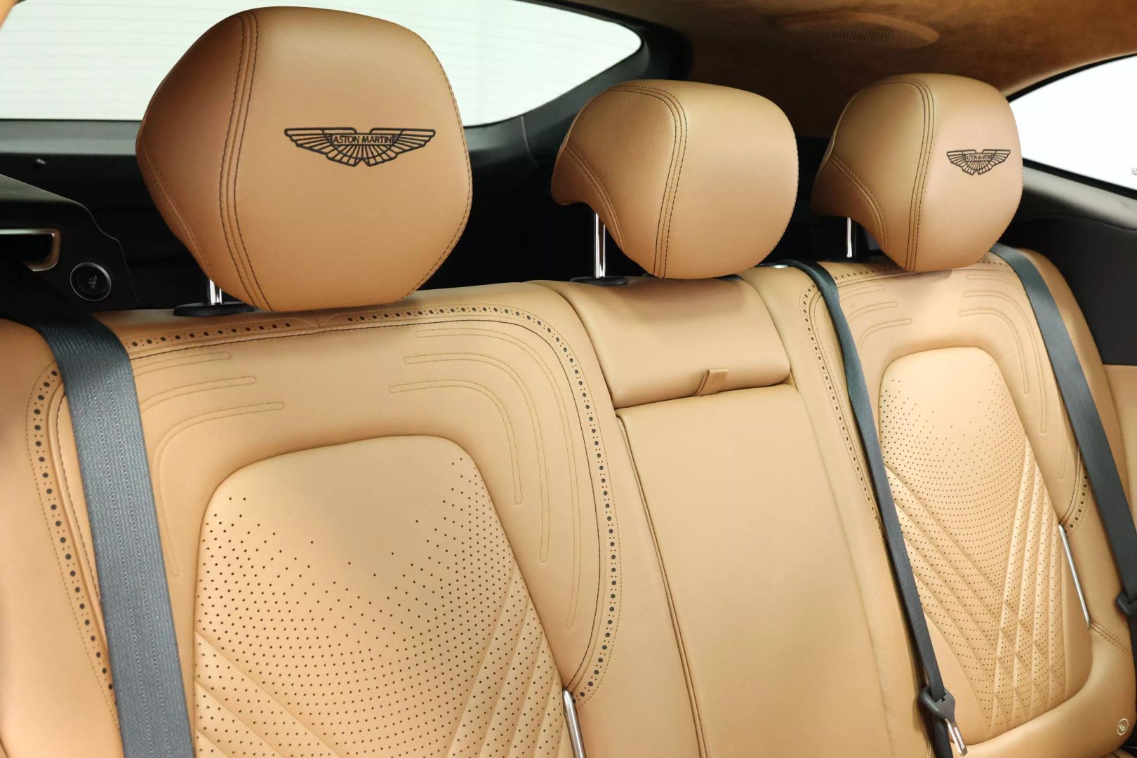 2021 Aston Martin Dbx - Image 83