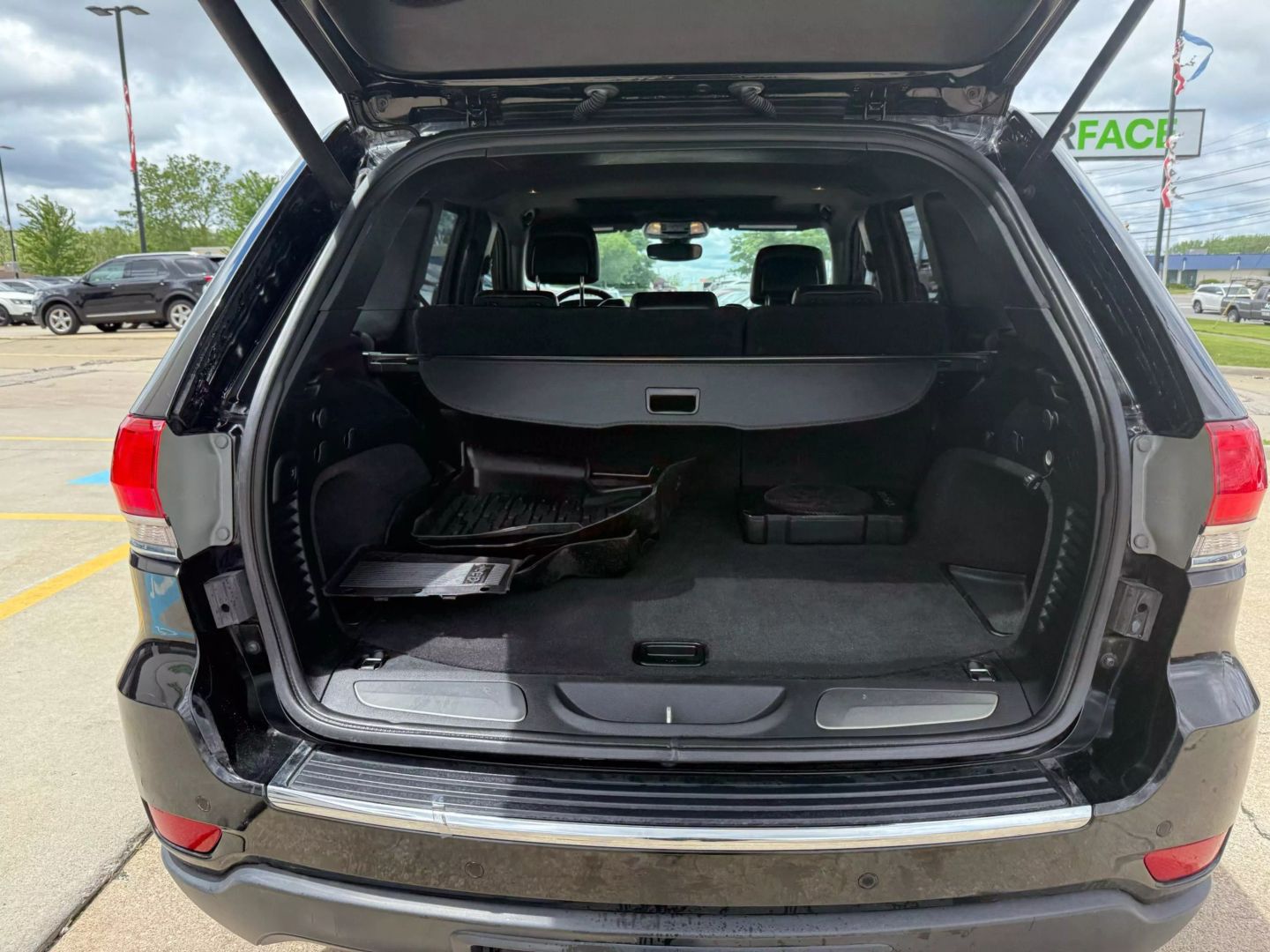 2018 Jeep Grand Cherokee - Image 13