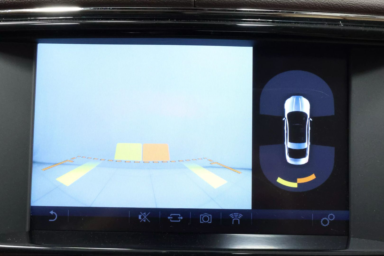 2017 Jaguar Xj - Image 34