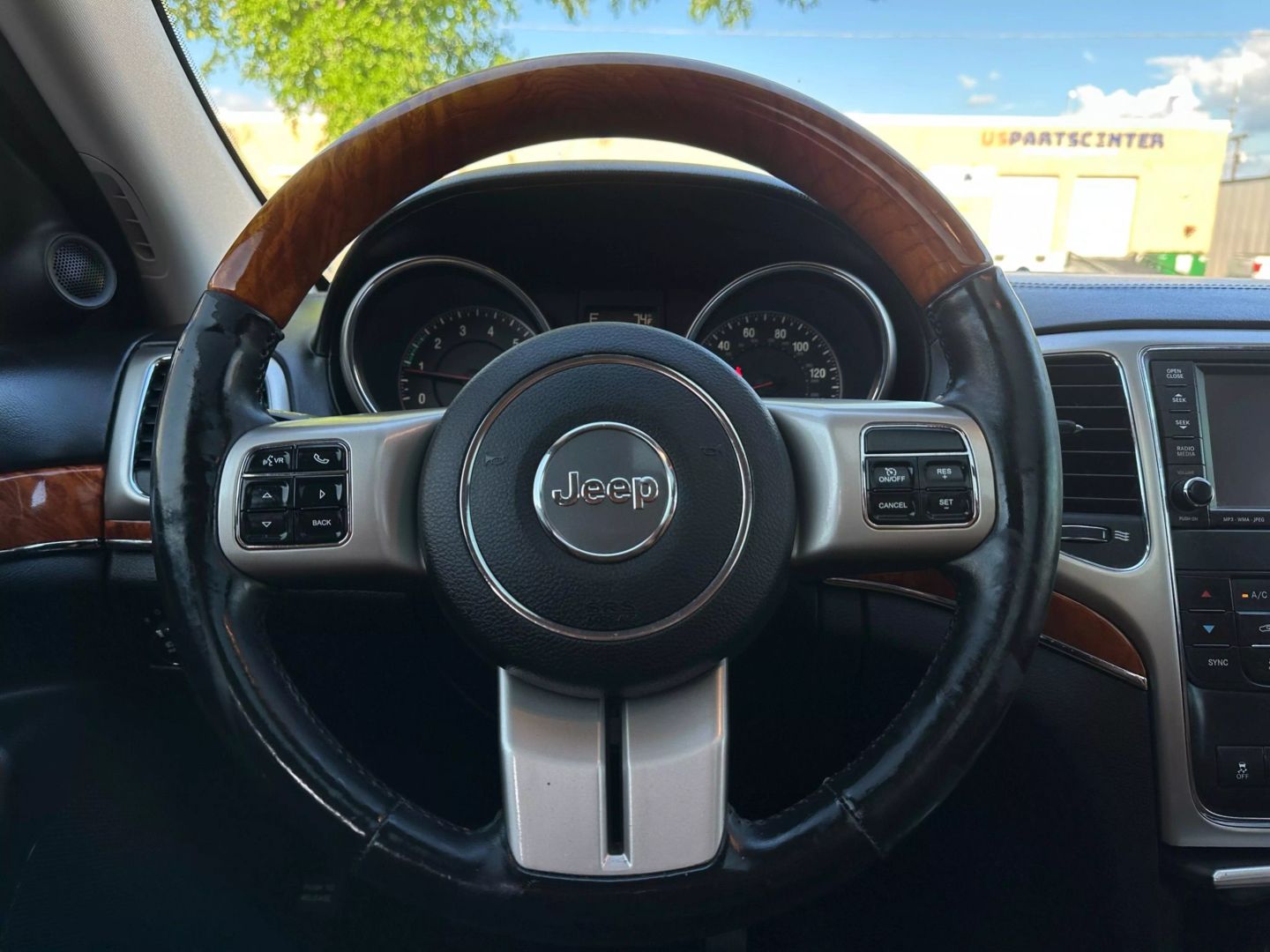 2011 Jeep Grand Cherokee - Image 29