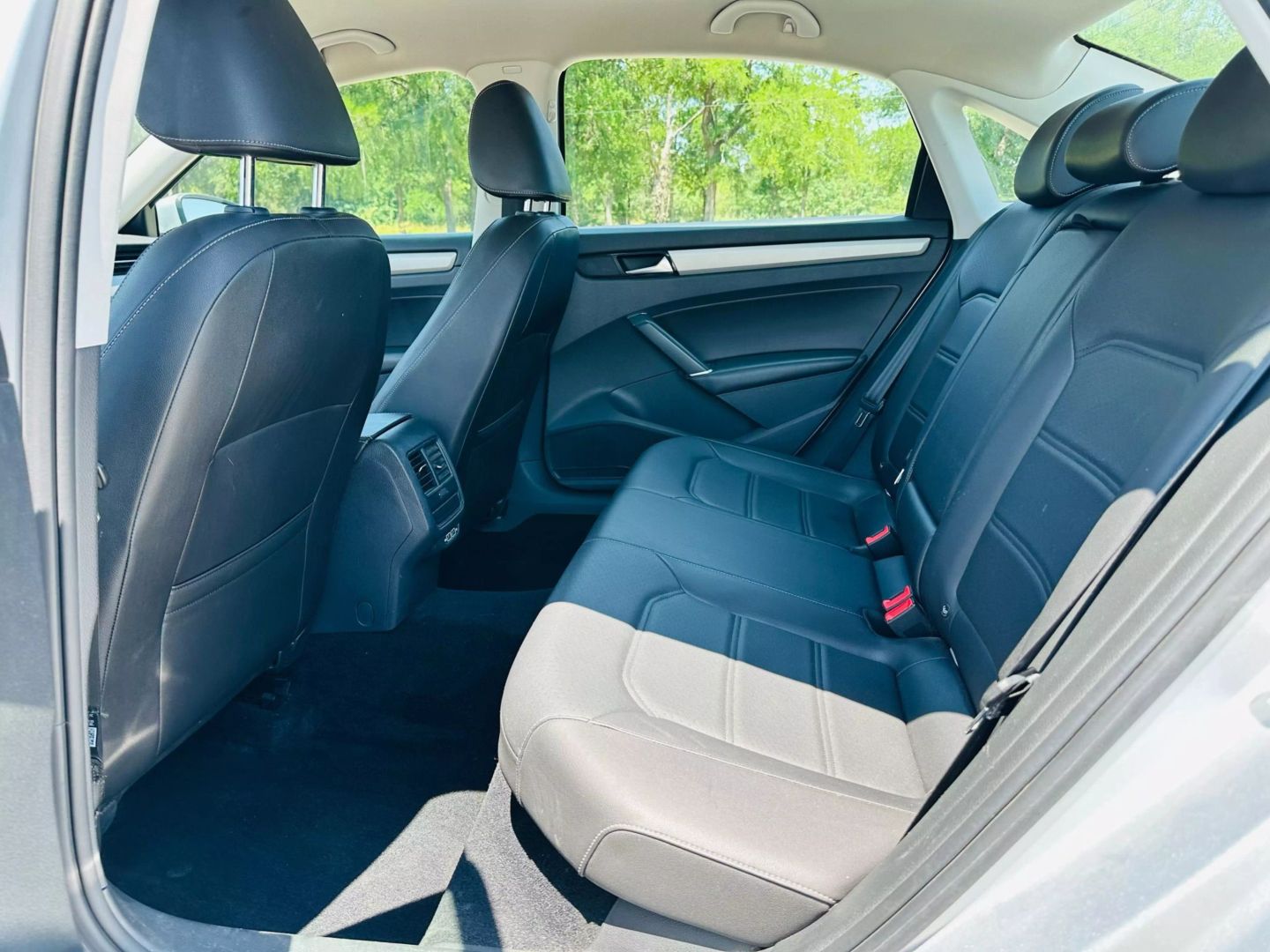 2020 Volkswagen Passat - Image 16