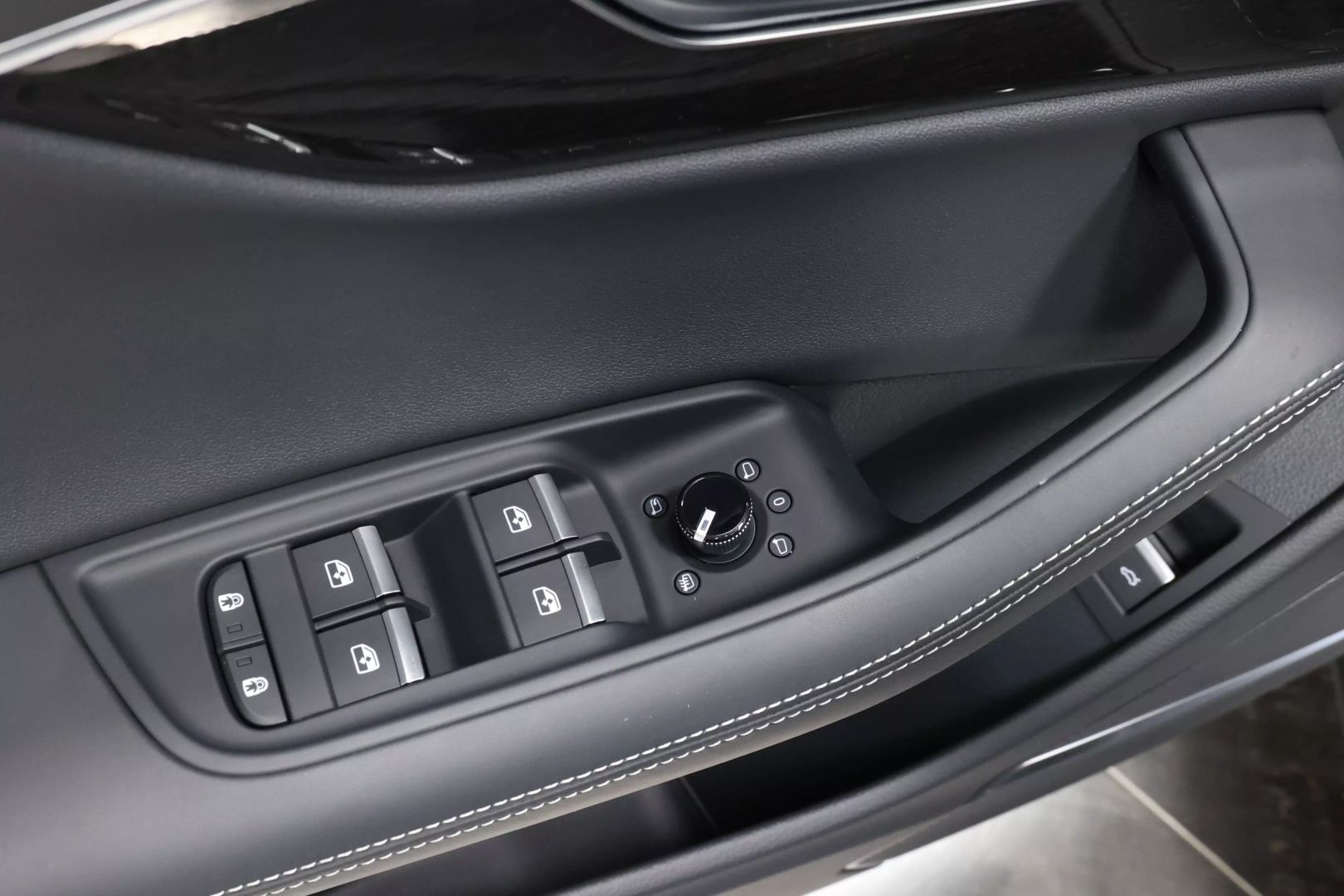 2025 Audi Q8 - Image 10