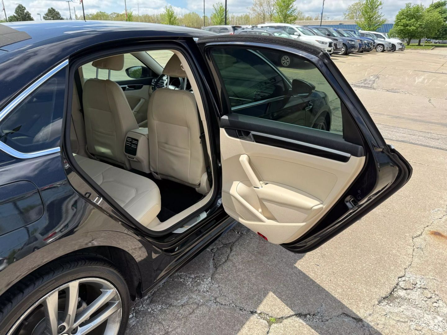 2019 Volkswagen Passat - Image 21