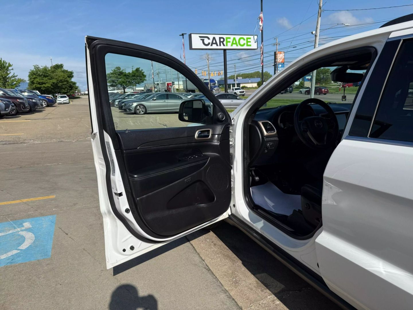 2017 Jeep Grand Cherokee - Image 18