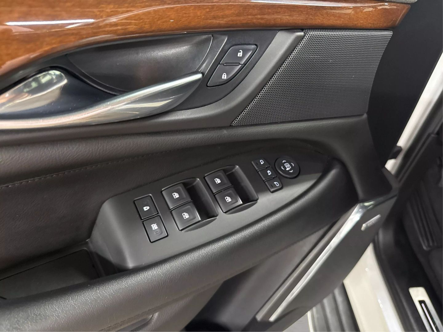 2016 Cadillac Escalade Esv - Image 29