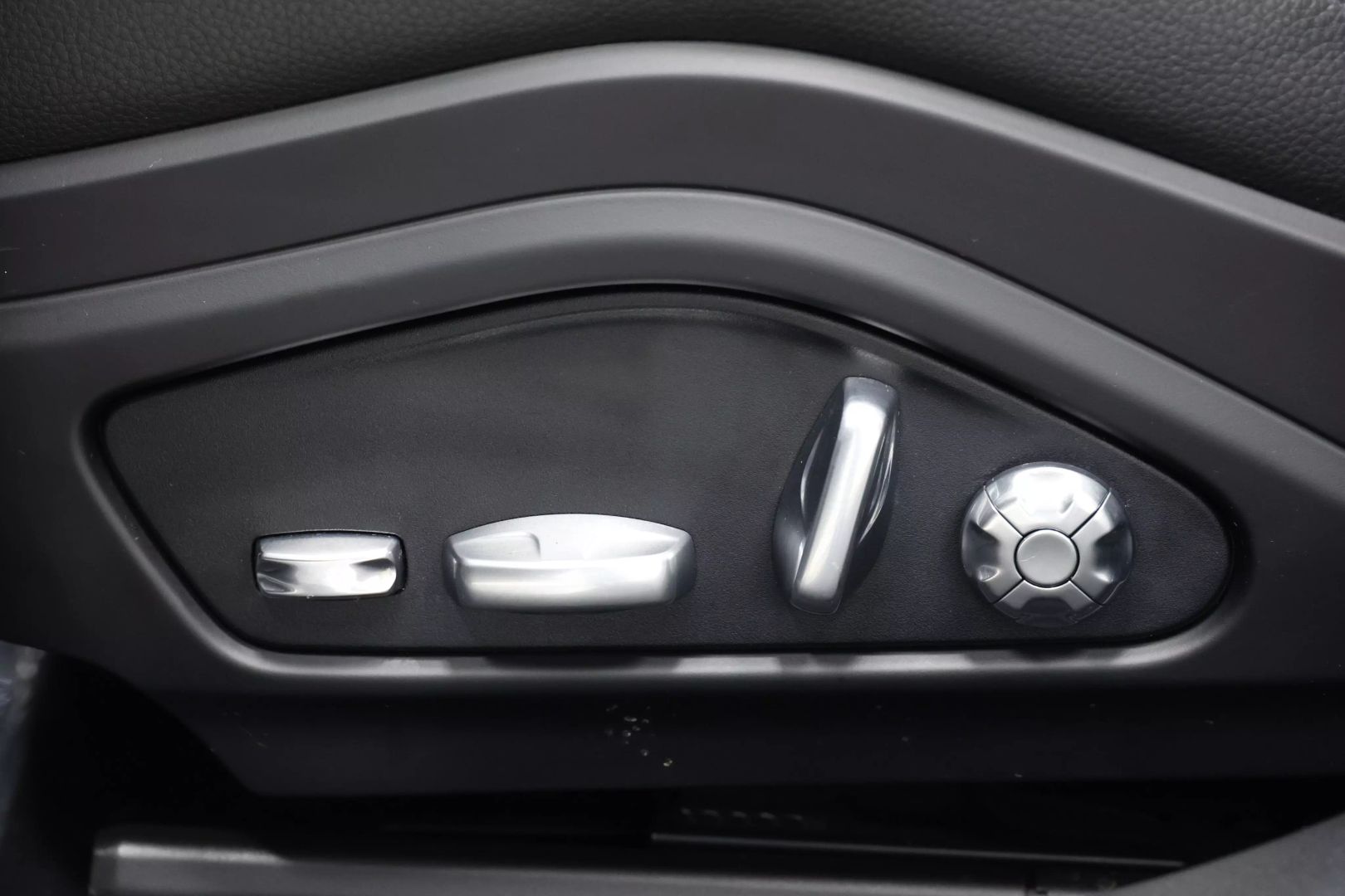 2018 Porsche Panamera - Image 15