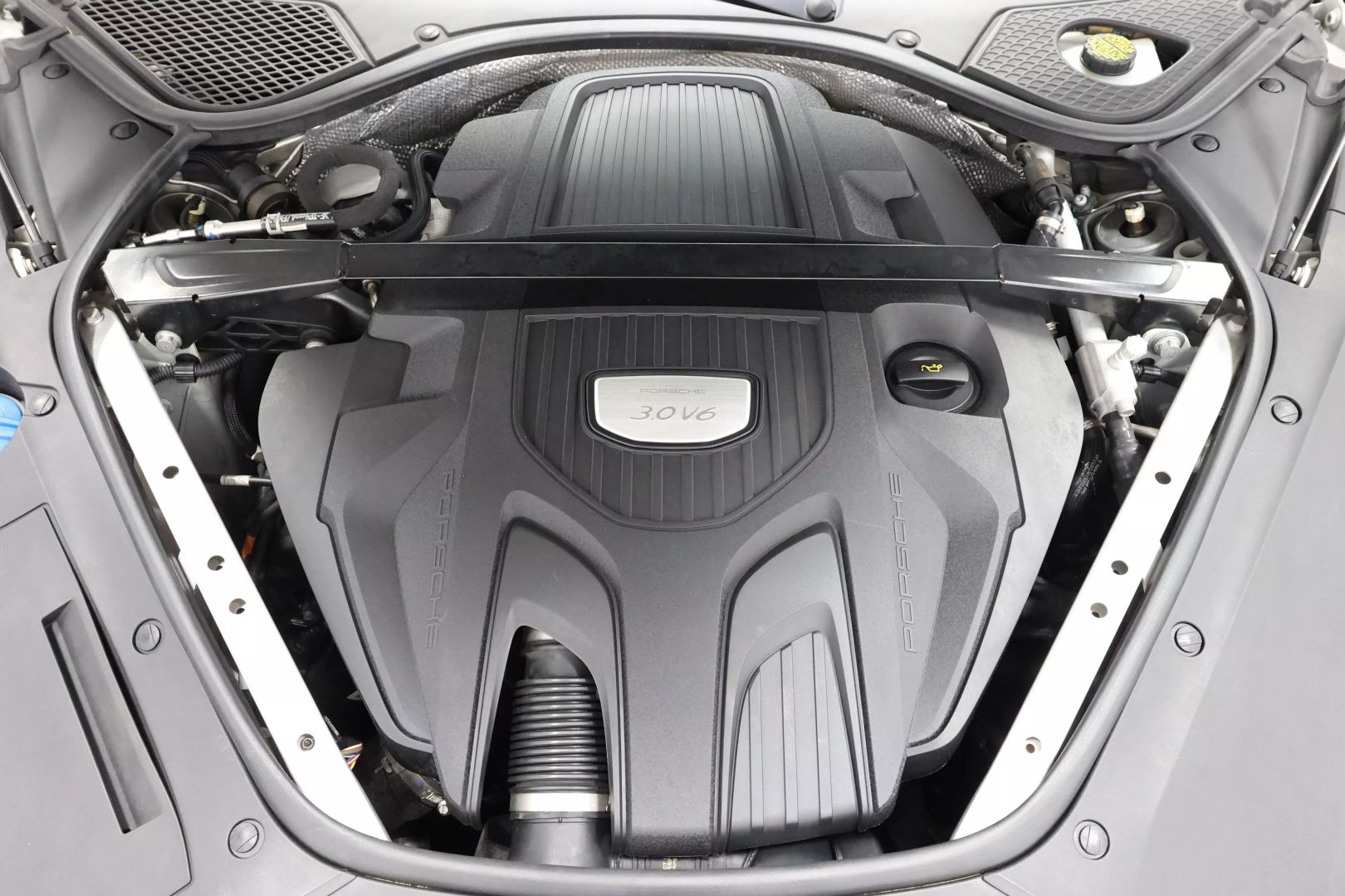 2018 Porsche Panamera - Image 100