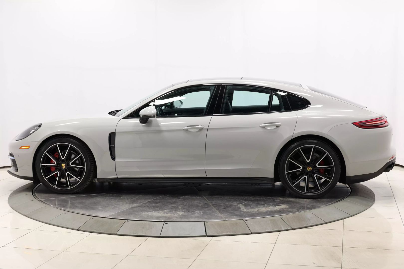 2018 Porsche Panamera - Image 6
