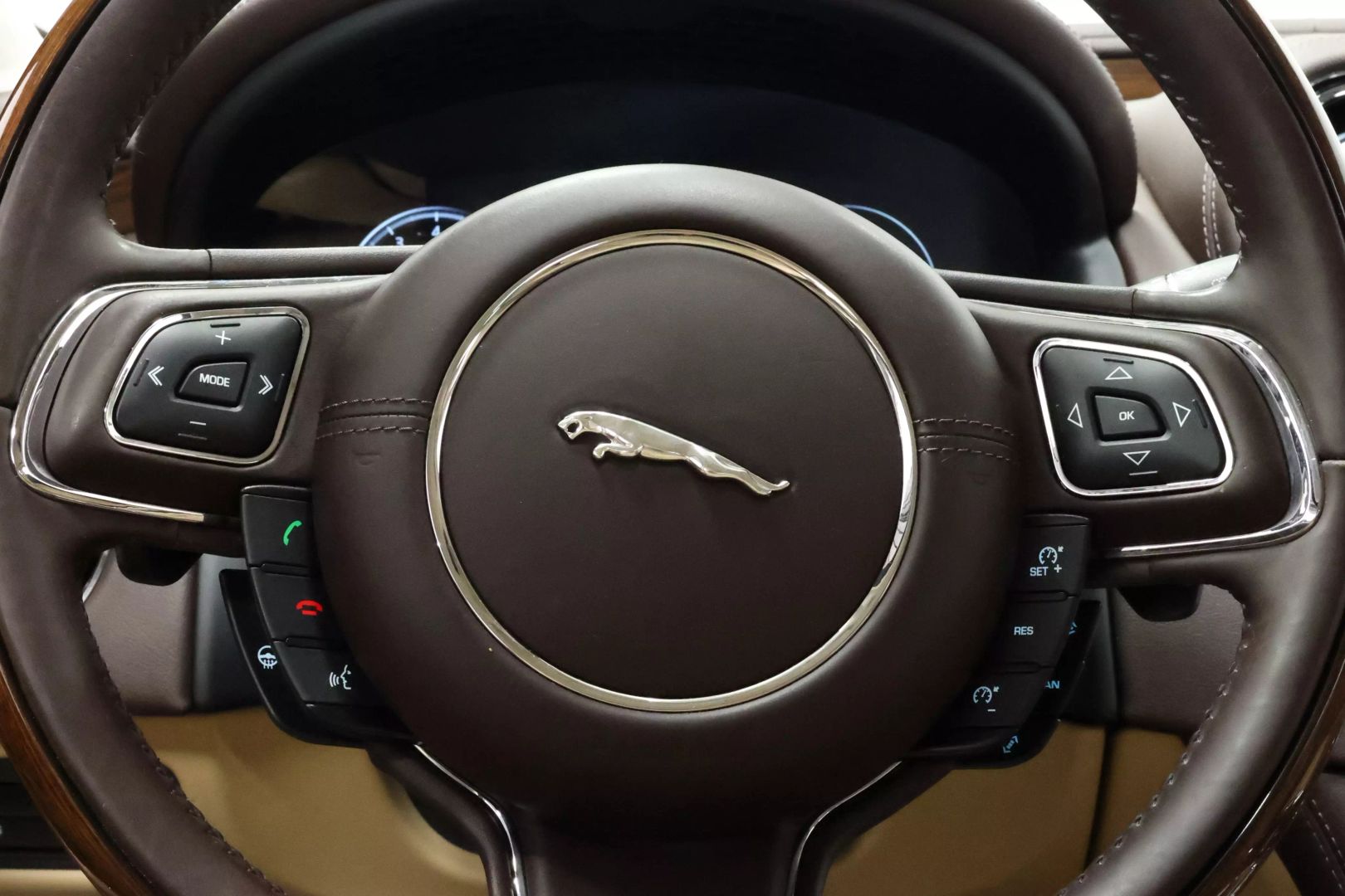 2017 Jaguar Xj - Image 24