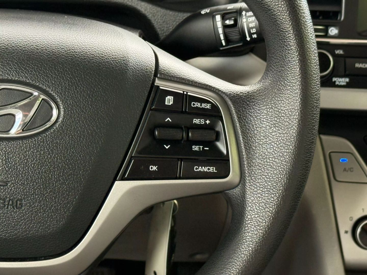 2018 Hyundai Elantra - Image 32